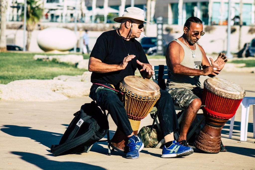 נגנים ישראליים מנגנים בחוף 'בננה דראם ביץ' בערב. 